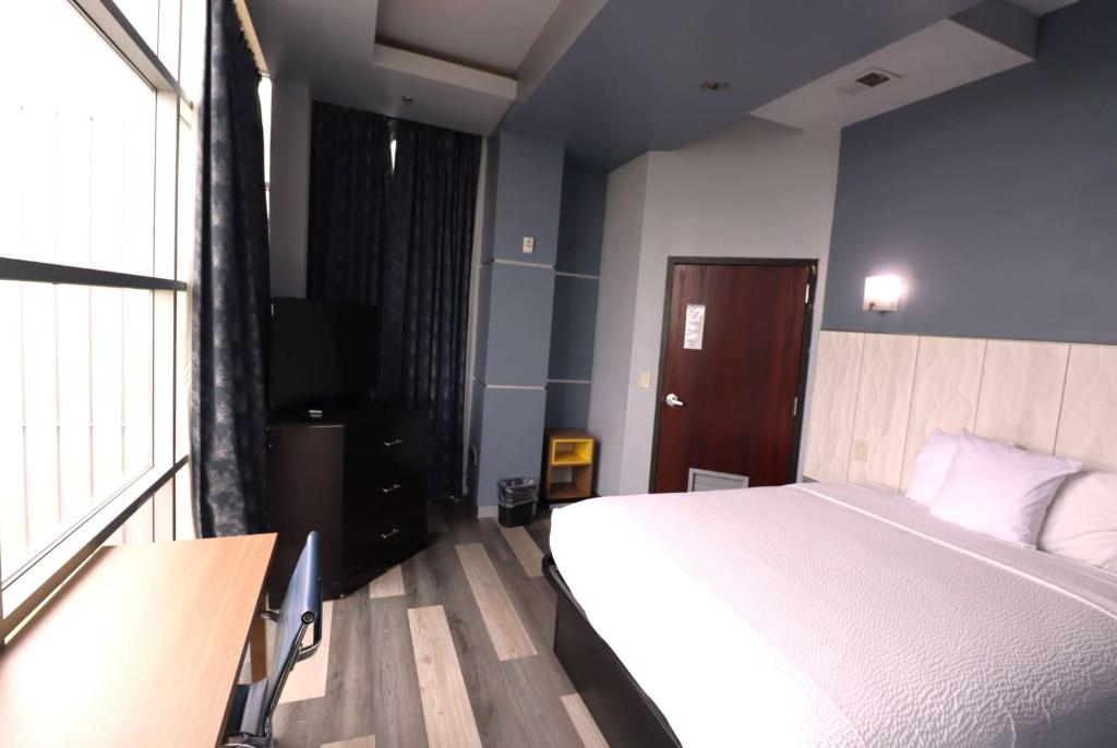 Ein Bett oder Betten in einem Zimmer der Unterkunft Days Inn &amp; Suites by Wyndham Milwaukee