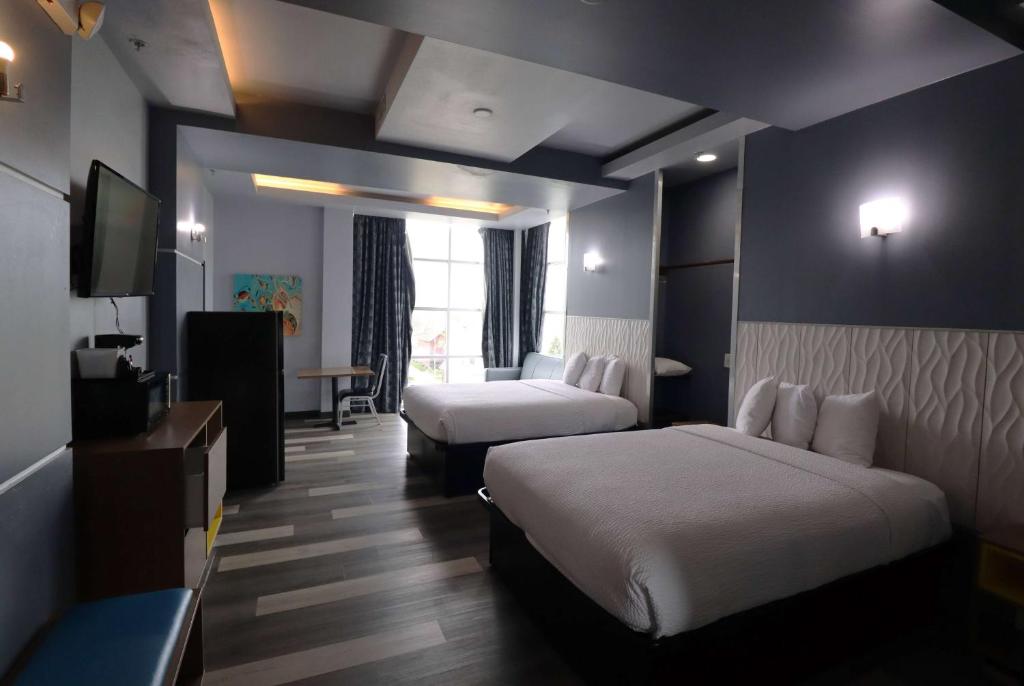 Ein Bett oder Betten in einem Zimmer der Unterkunft Days Inn &amp; Suites by Wyndham Milwaukee