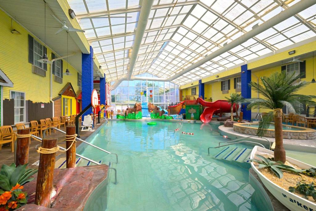 Πισίνα στο ή κοντά στο Comfort Inn Splash Harbor
