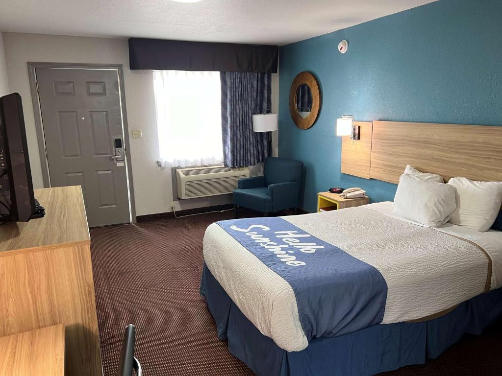 Days Inn by Wyndham Pratt - Double Room - No Fumadores