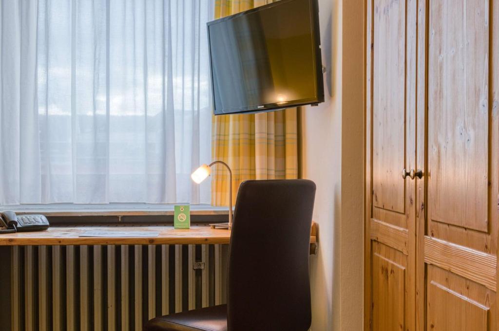 TV a/nebo společenská místnost v ubytování Centro Hotel Sautter Stuttgart City, Trademark Collection by Wyndham