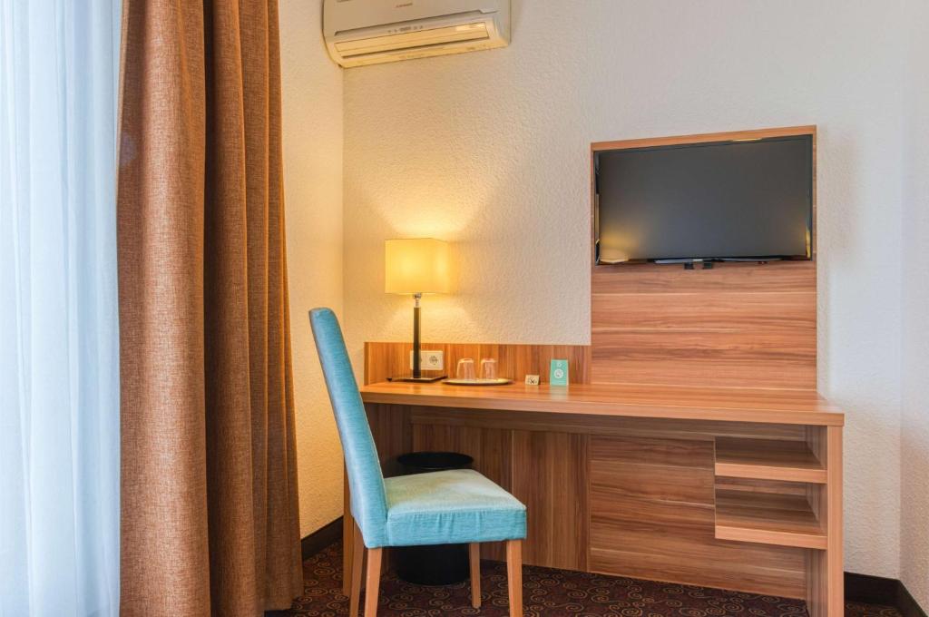 TV a/nebo společenská místnost v ubytování Centro Hotel Sautter Stuttgart City, Trademark Collection by Wyndham