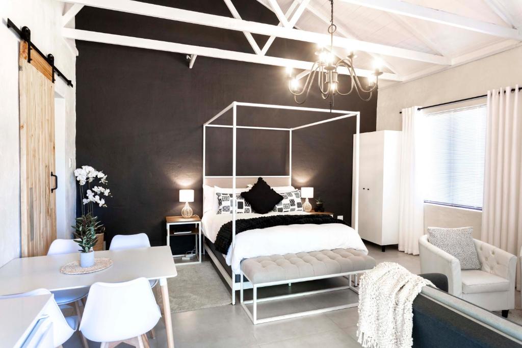Un dormitorio con una cama y una pared negra. en Hilton Cottage, en Hilton