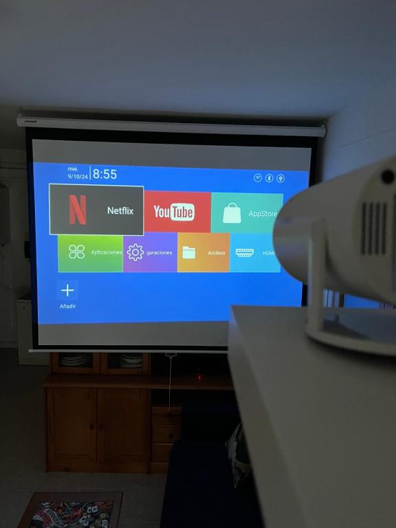 TV a/nebo společenská místnost v ubytování Apartamento Espert I CINE I PISCINA l GARAJE l BBQ l I TENIS