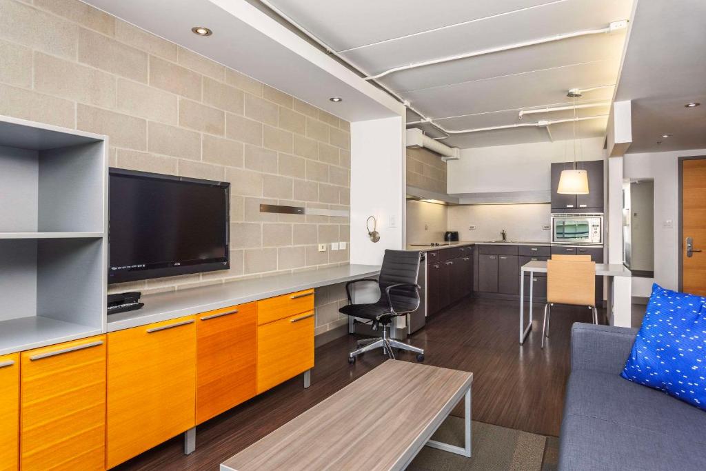 Kuchyň nebo kuchyňský kout v ubytování Barker Suites Southport
