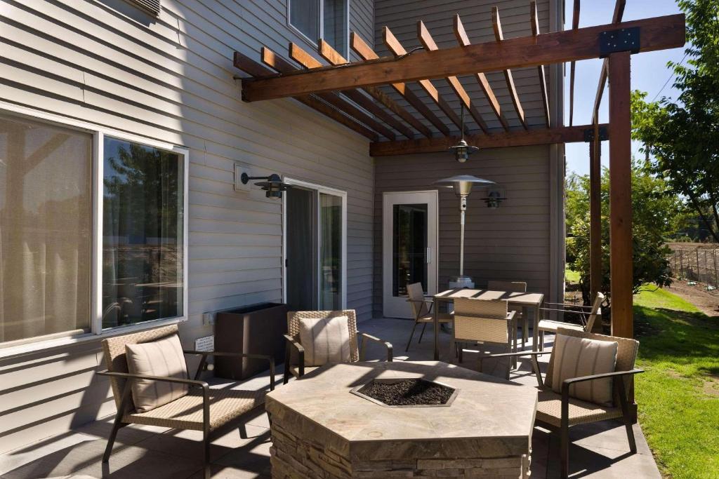 Country Inn & Suites by Radisson, Portland International Airport, OR photo
