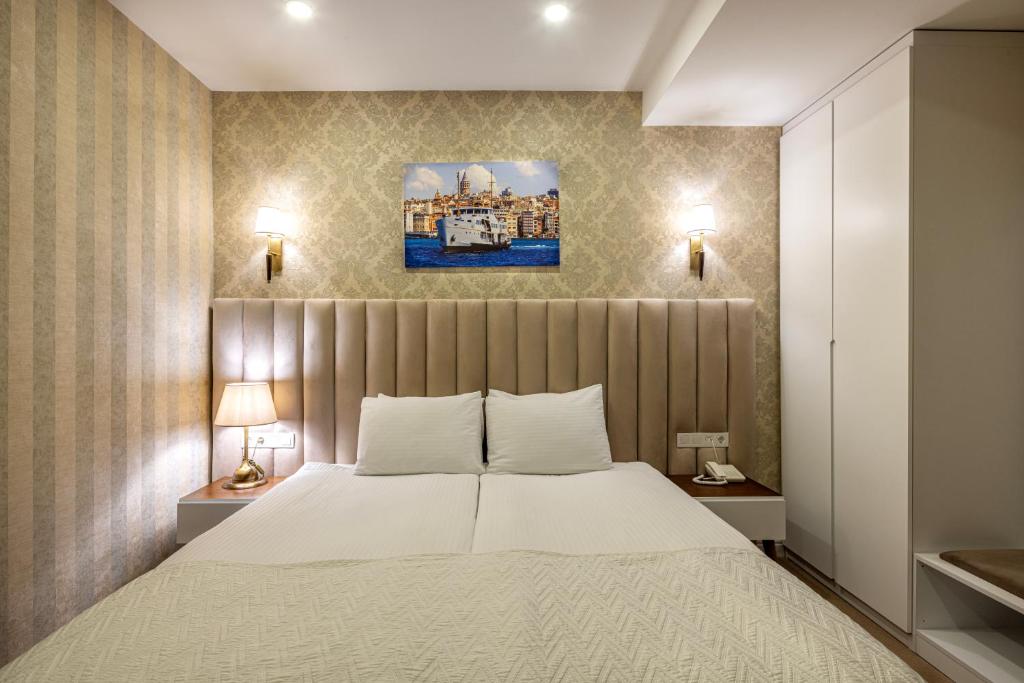 Postel nebo postele na pokoji v ubytování Mr BEYAZ HOTEL