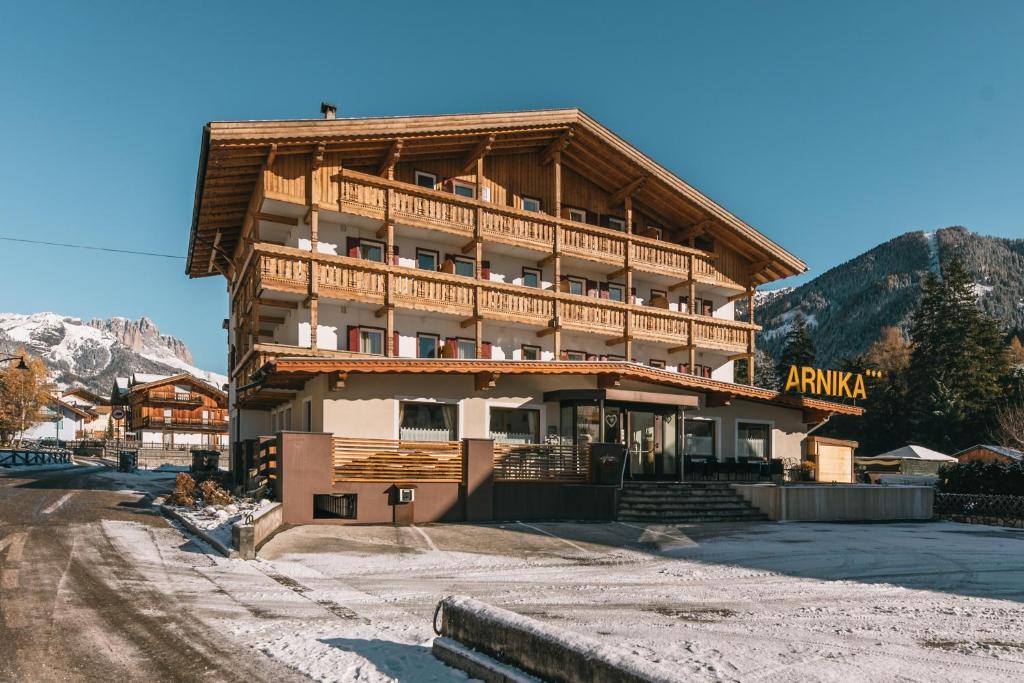 Nespecifikovaný výhled na hory nebo výhled na hory při pohledu z hotelu
