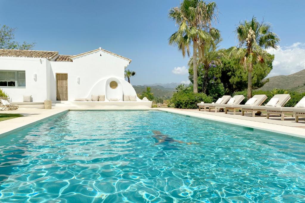 Bazén v ubytování Viluz - Wellbeing Resort Marbella nebo v jeho okolí