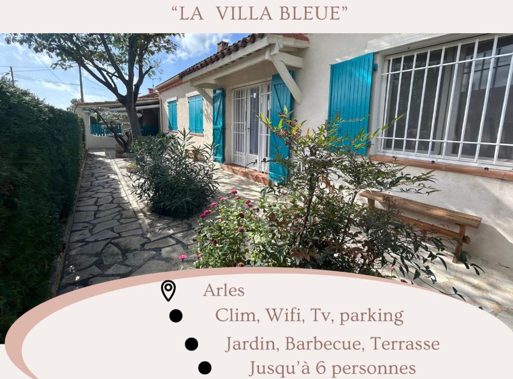 une maison bleue et blanche dans l'établissement La villa bleue Arles jardin, à Arles