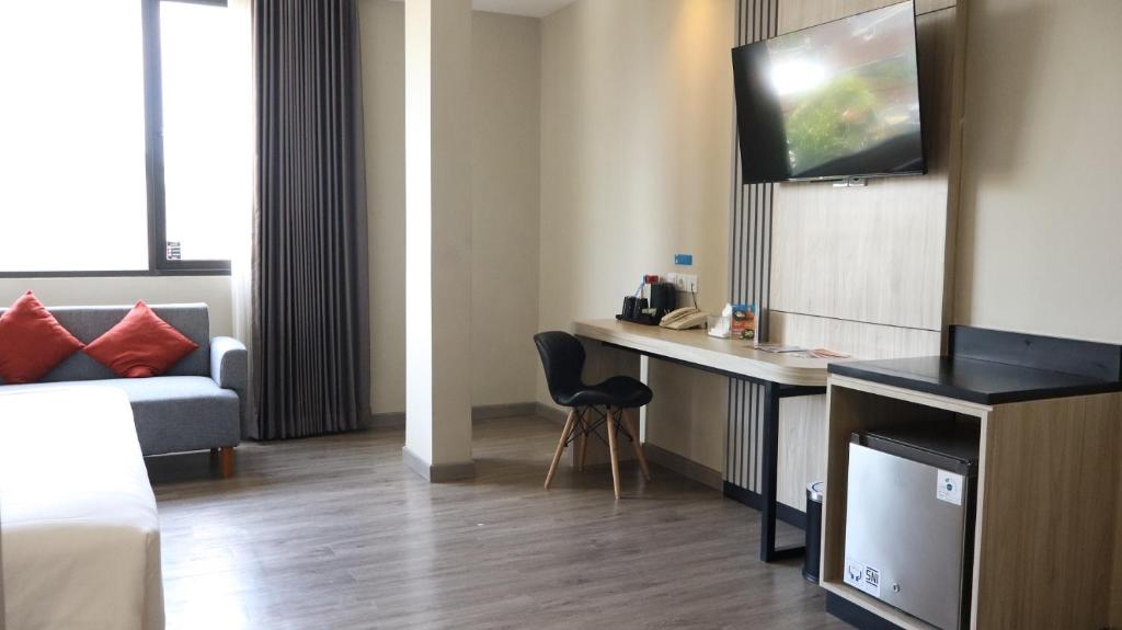 TV a/nebo společenská místnost v ubytování Front One Gosyen Hotel Salatiga