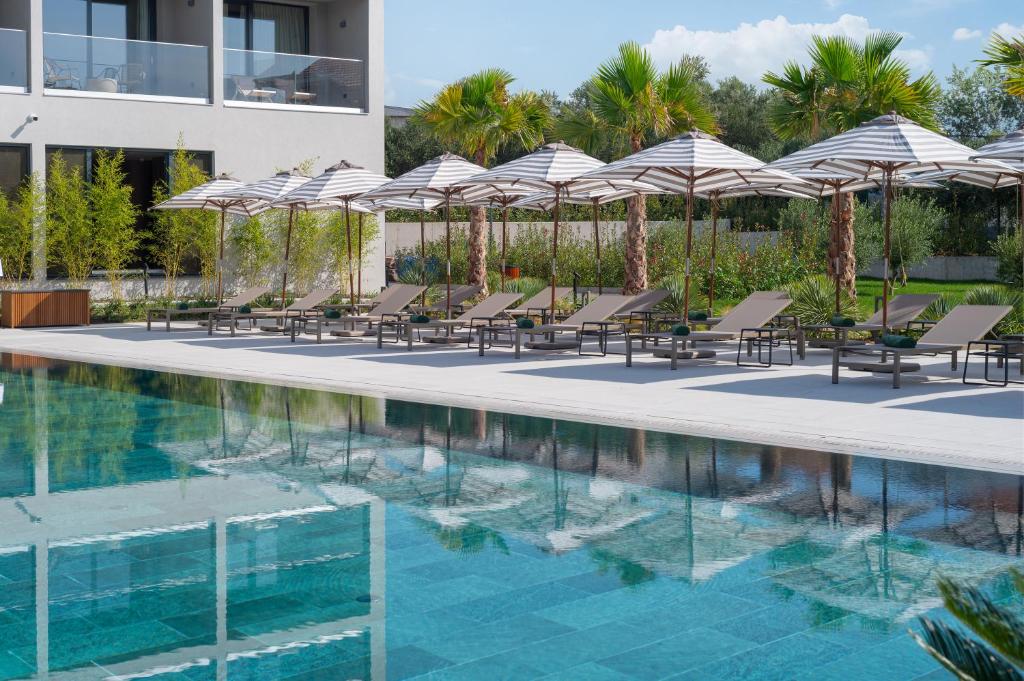 Bazén v ubytování Molum Hotel & Residences nebo v jeho okolí