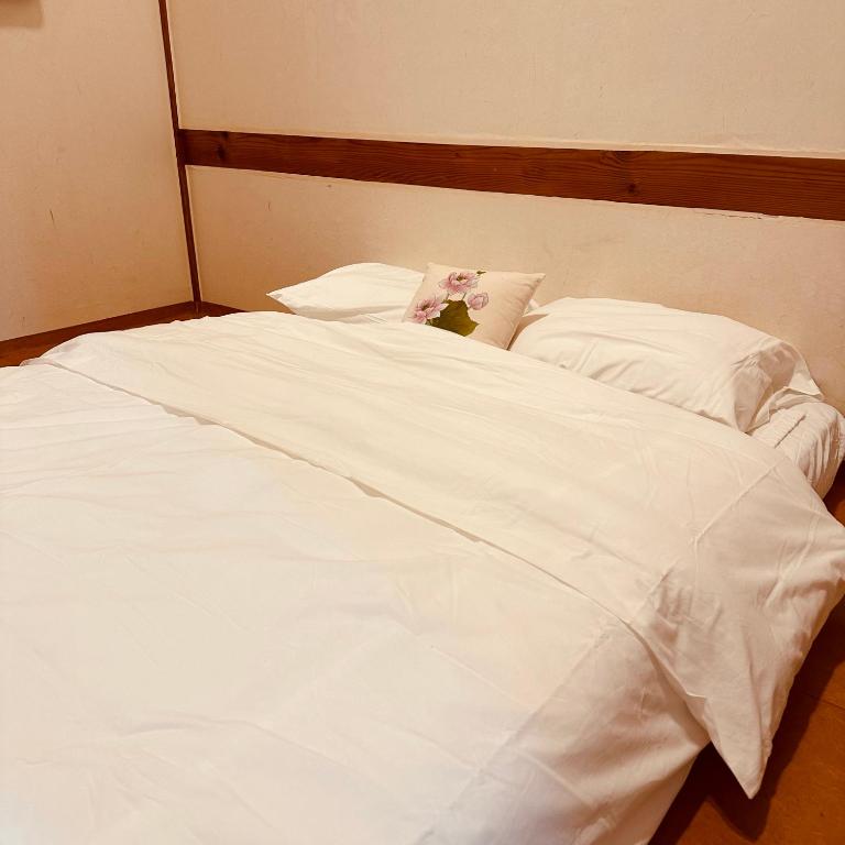 Postel nebo postele na pokoji v ubytování Jeonju Hanok village Deoksugung
