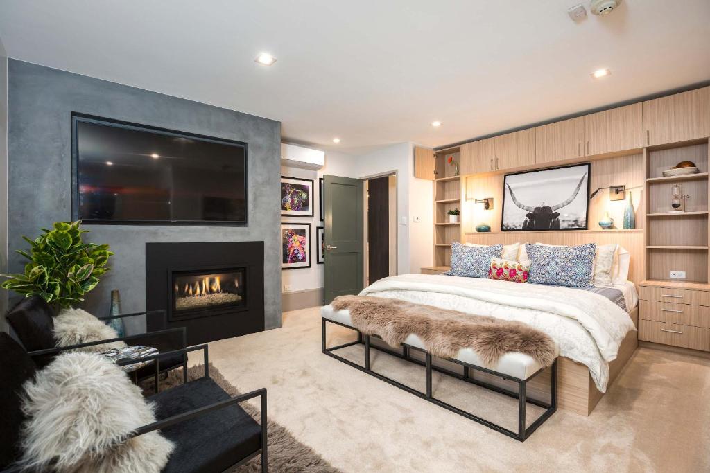 New 2 BR 2 and a half Bath - Luxurious Aspen Mountain Modern!