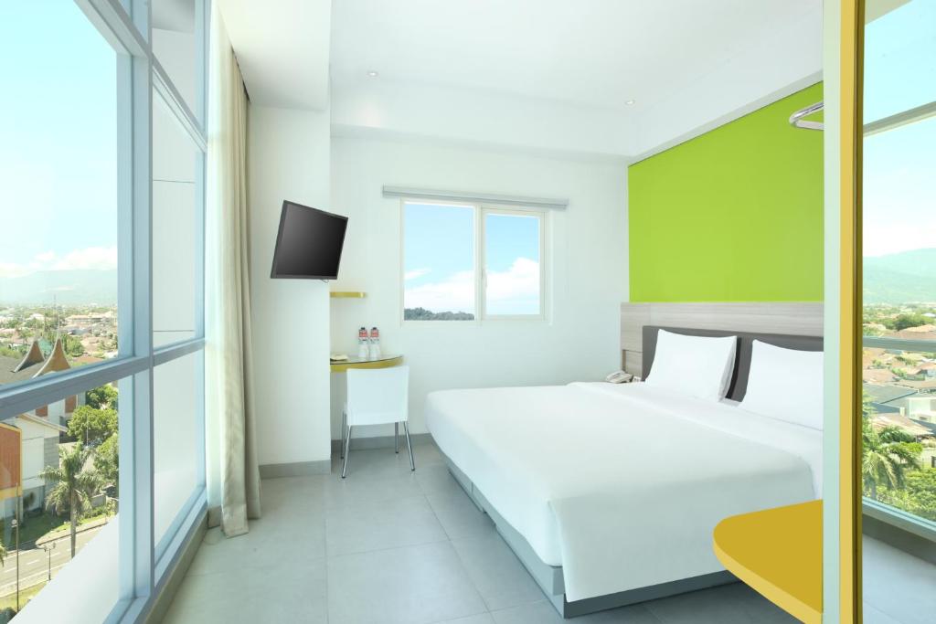 Postel nebo postele na pokoji v ubytování Amaris Hotel Padang
