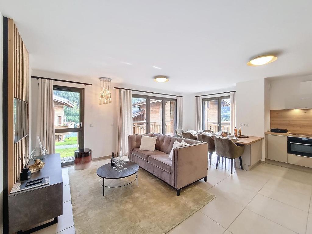 un salon avec un canapé et une table dans l'établissement Sika-appartement-6pers-Jacuzzi, aux Gets