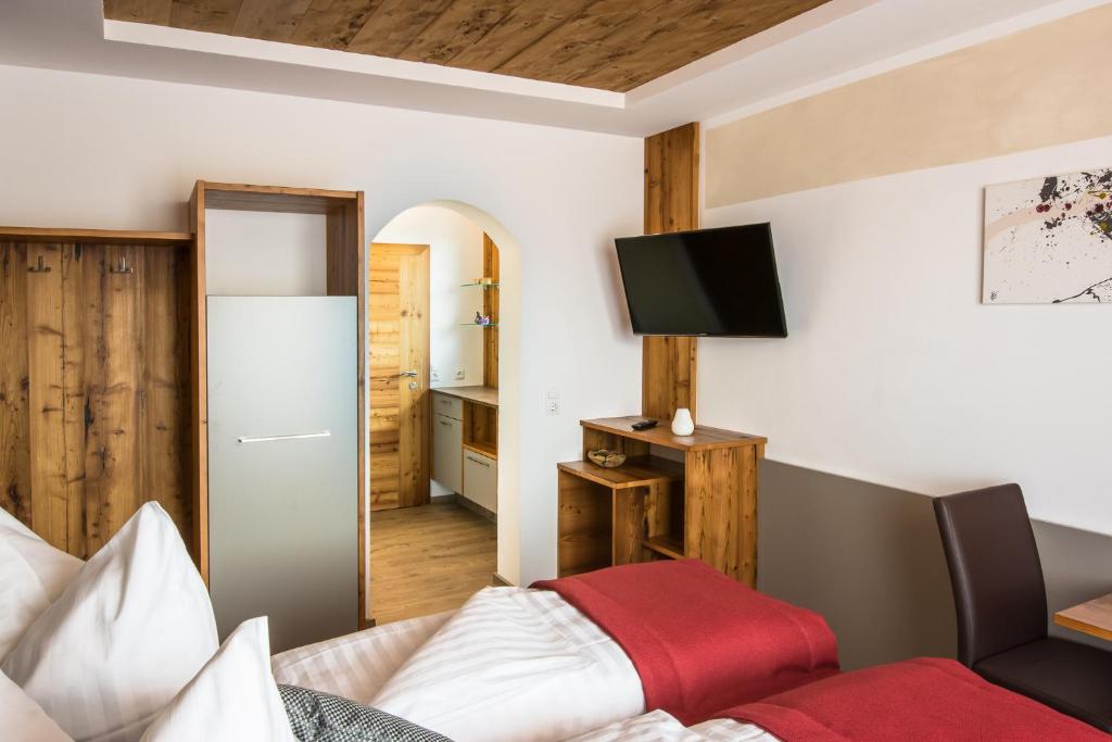 TV a/nebo společenská místnost v ubytování Lorenzer Schlafstubn/Haus Wanderl