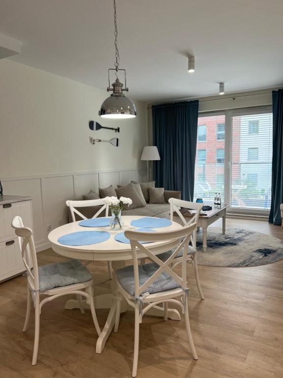 Hotel LTS RENT Luxury&Comfortable Blue Residence Angielska Grobla, a dining room table and chairs in a living room at LTS RENT Luxury&Comfortable Blue Residence Angielska Grobla in Gdańsk