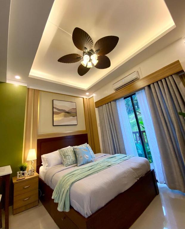 Postel nebo postele na pokoji v ubytování Alpine Villas Greens Staycation at Crosswinds Tagaytay