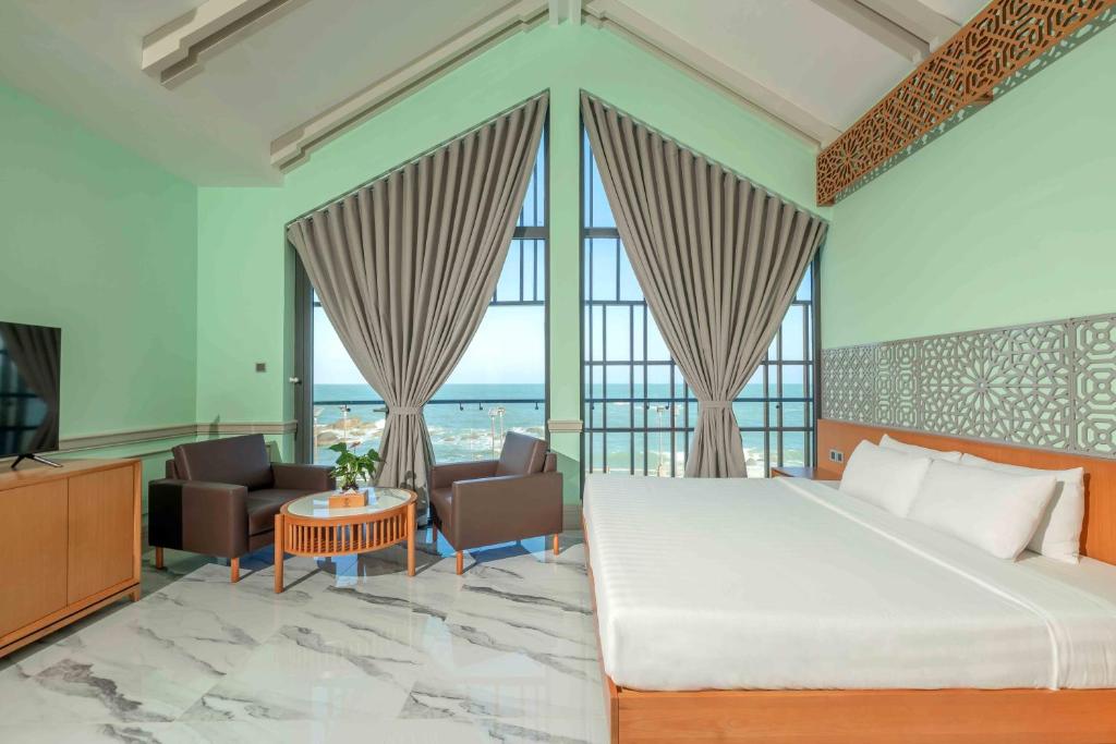 Postel nebo postele na pokoji v ubytování Trân Châu Beach & Resort