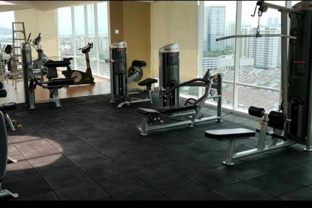 Fitness centrum a/nebo fitness zařízení v ubytování Fabulous Airport 2BR Suite# Straits Intl# Msg Chair