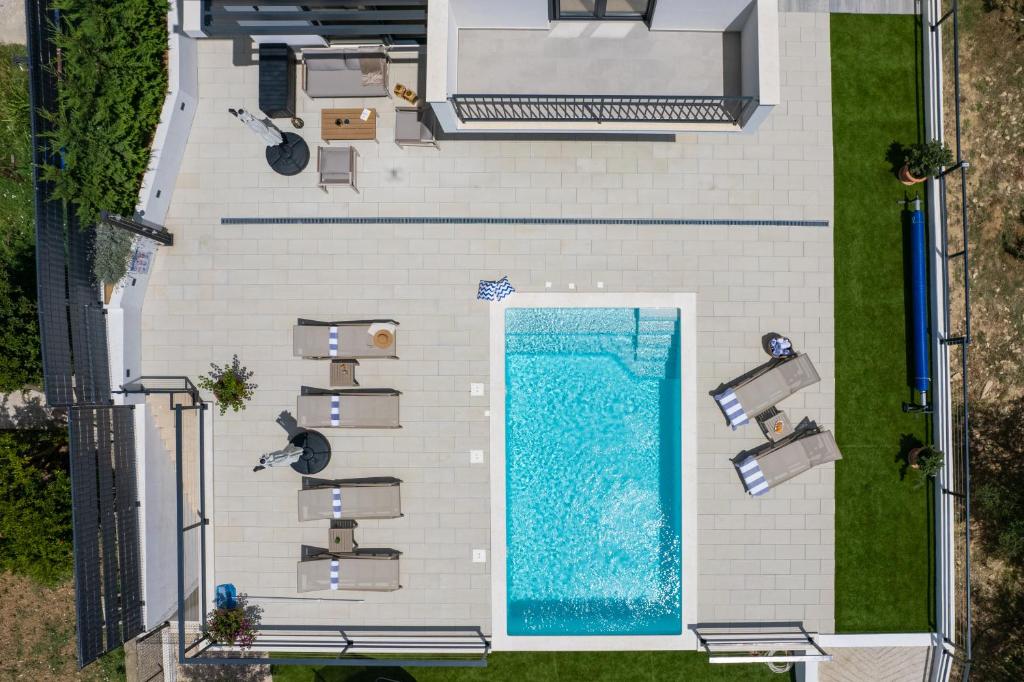 Bazén v ubytování NEW! Modern Villa Nacle with heated Pool nebo v jeho okolí