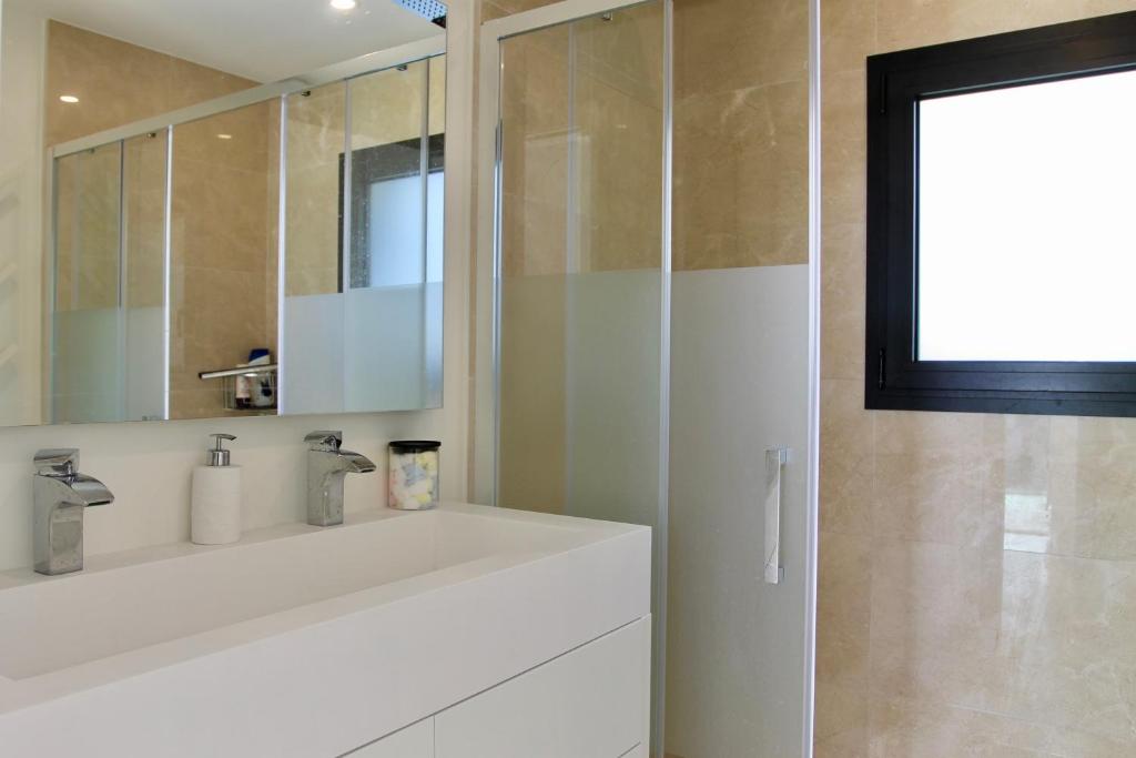 Koupelna v ubytování Villa la Dolça by Rent Costa Brava