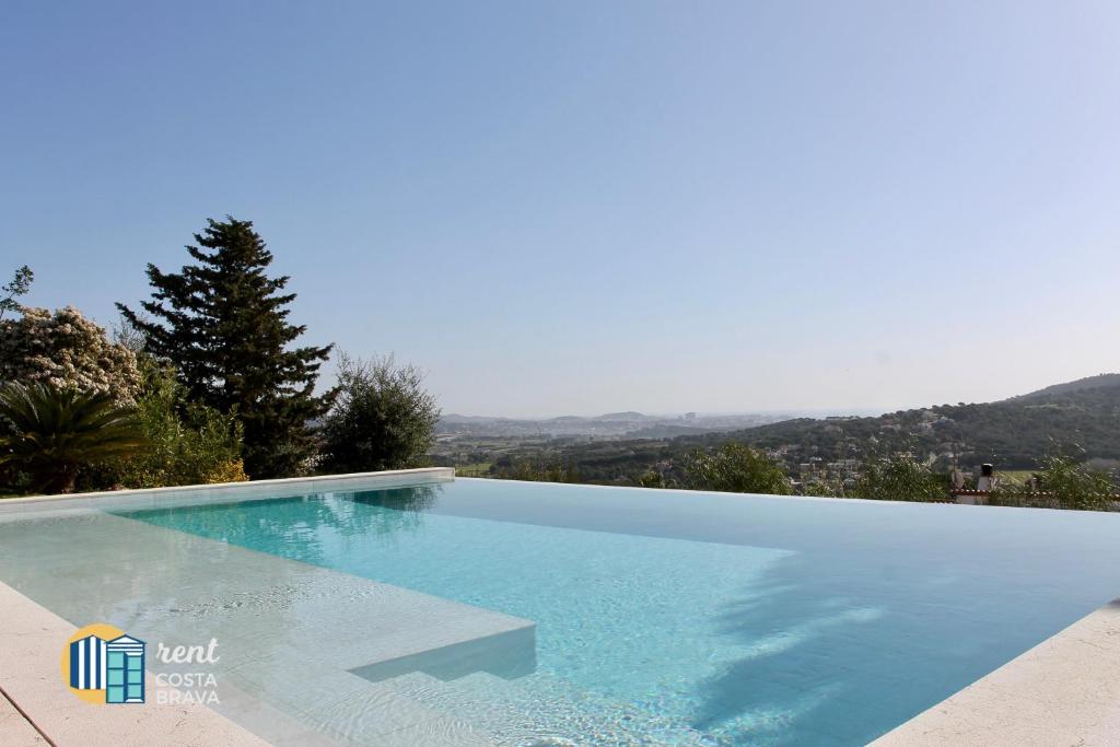 Bazén v ubytování Villa la Dolça by Rent Costa Brava nebo v jeho okolí