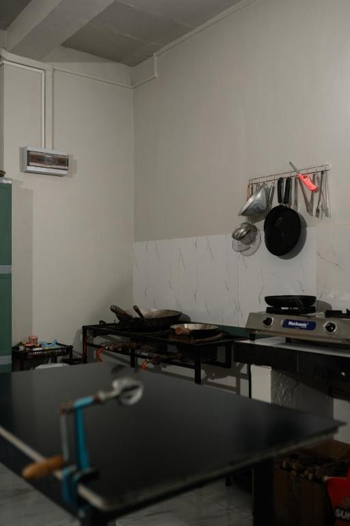 Kuchyň nebo kuchyňský kout v ubytování HAWARA CoLiving Midigama