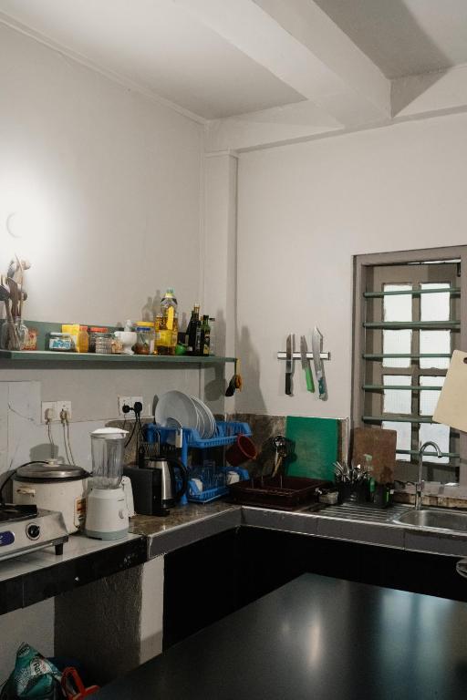Kuchyň nebo kuchyňský kout v ubytování HAWARA CoLiving Midigama