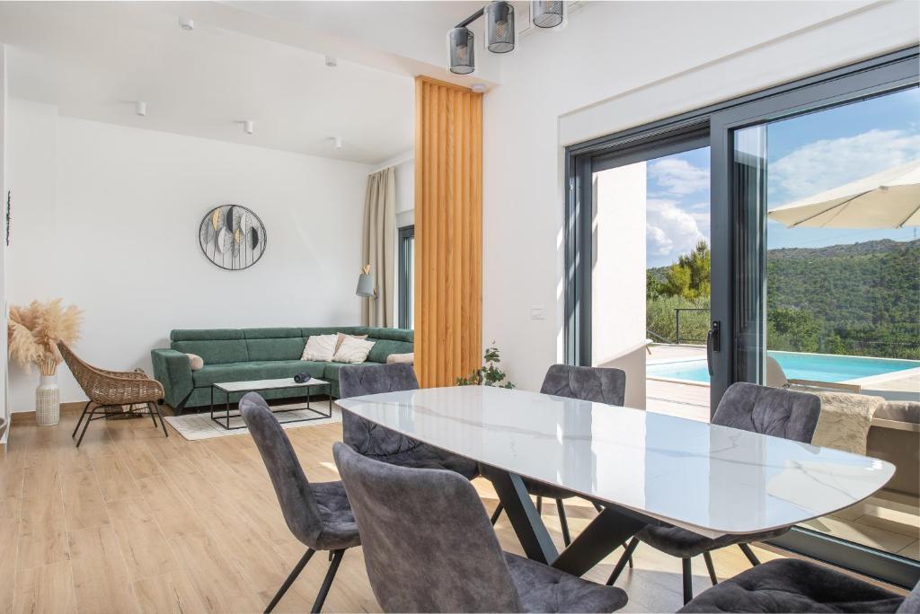 Bazén v ubytování NEW! Modern Villa Nacle with heated Pool nebo v jeho okolí