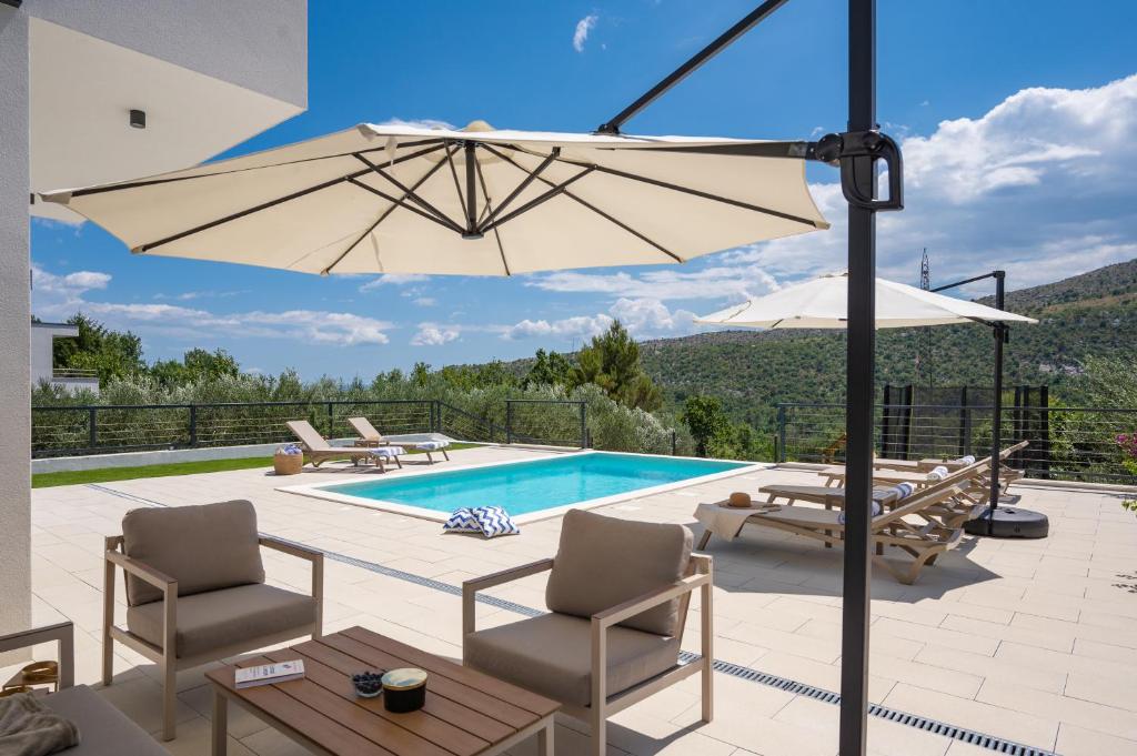 Bazén v ubytování NEW! Modern Villa Nacle with heated Pool nebo v jeho okolí