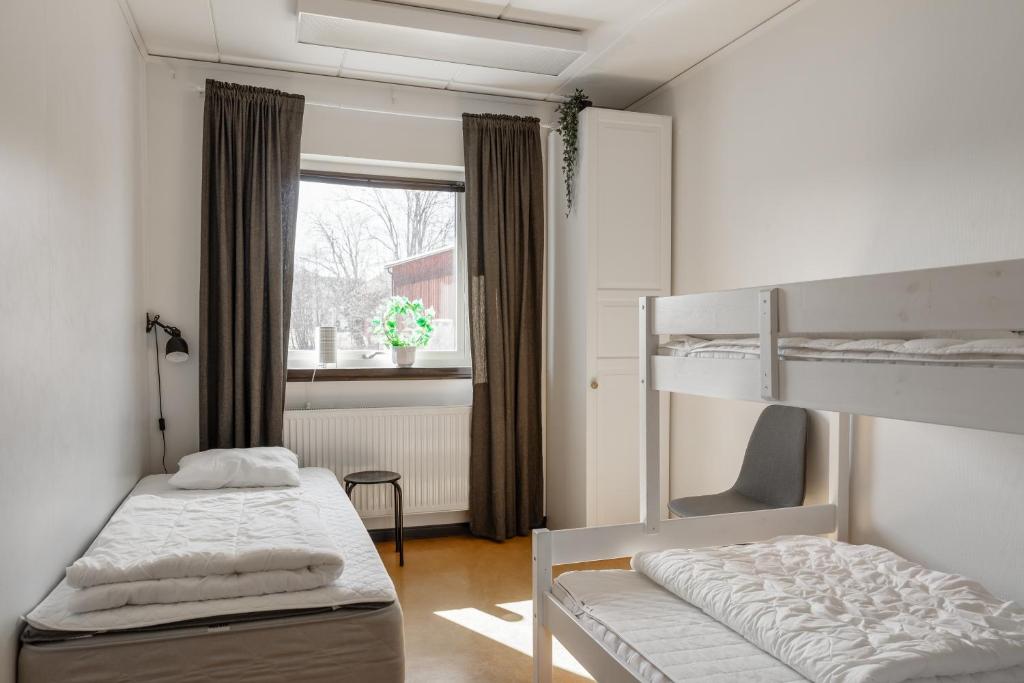 Saxvikens vandrarhem - Chambre Triple Avec Salle De Bain Partagée