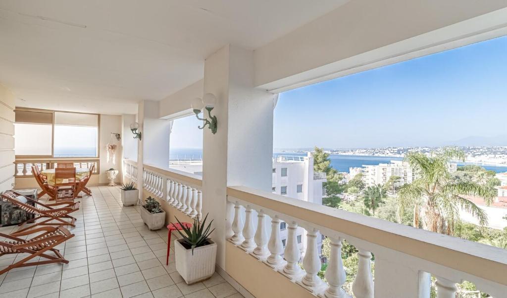 un balcon avec vue sur l'océan dans l'établissement Villa Vistamar Appartement avec terrasse & vue mer, à Nice