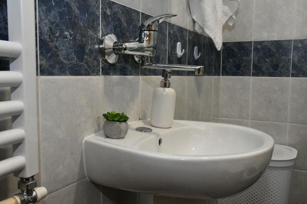 Uma casa de banho em Apartman Sweet Dreams