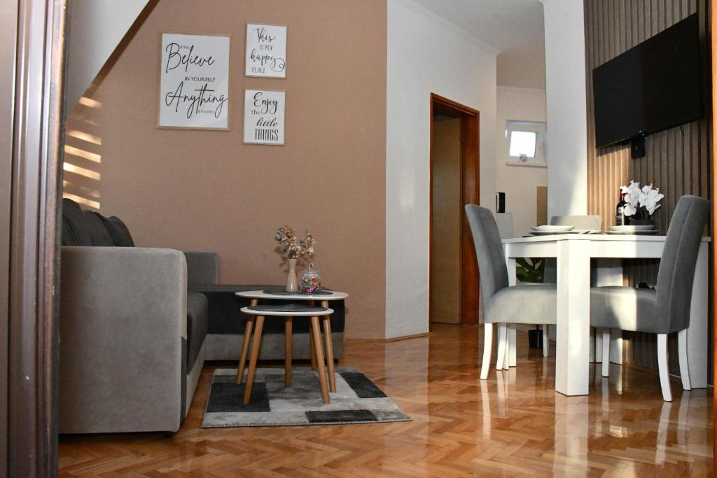 Uma área de estar em Apartman Sweet Dreams