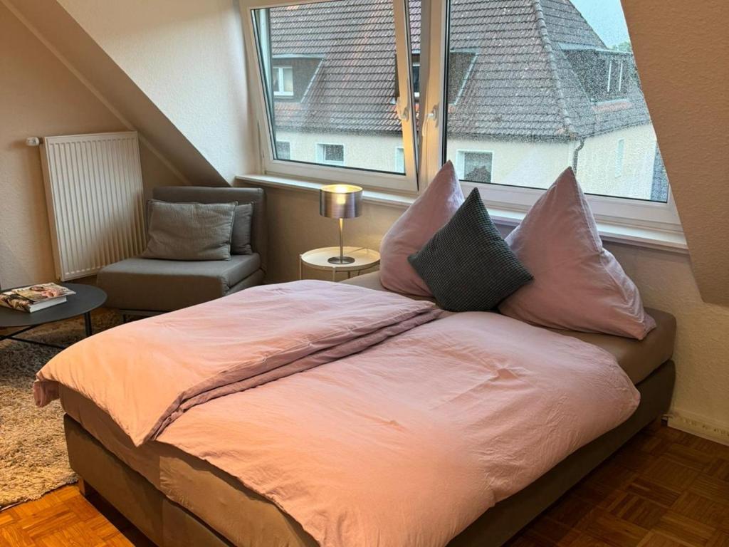 Giường trong phòng chung tại Süßes Apartment im Centrum direkt am Aasee
