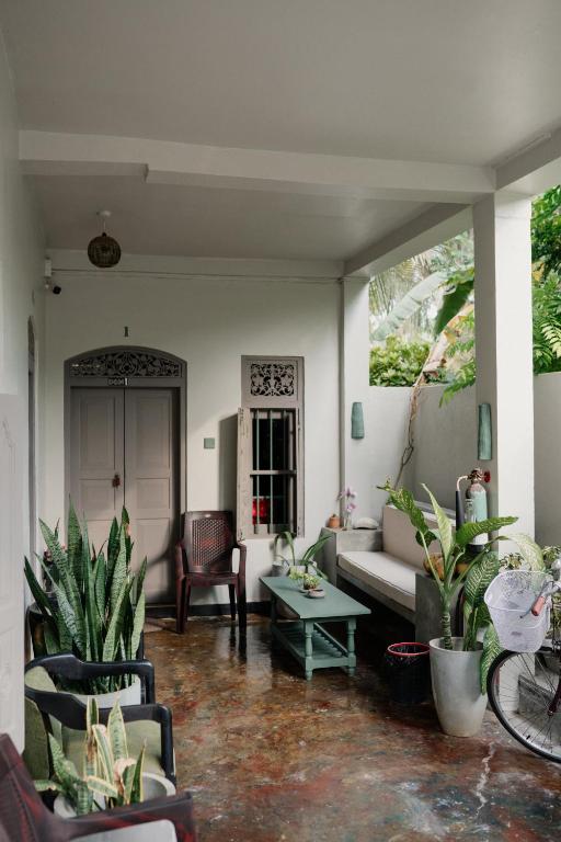 Posezení v ubytování HAWARA CoLiving Midigama