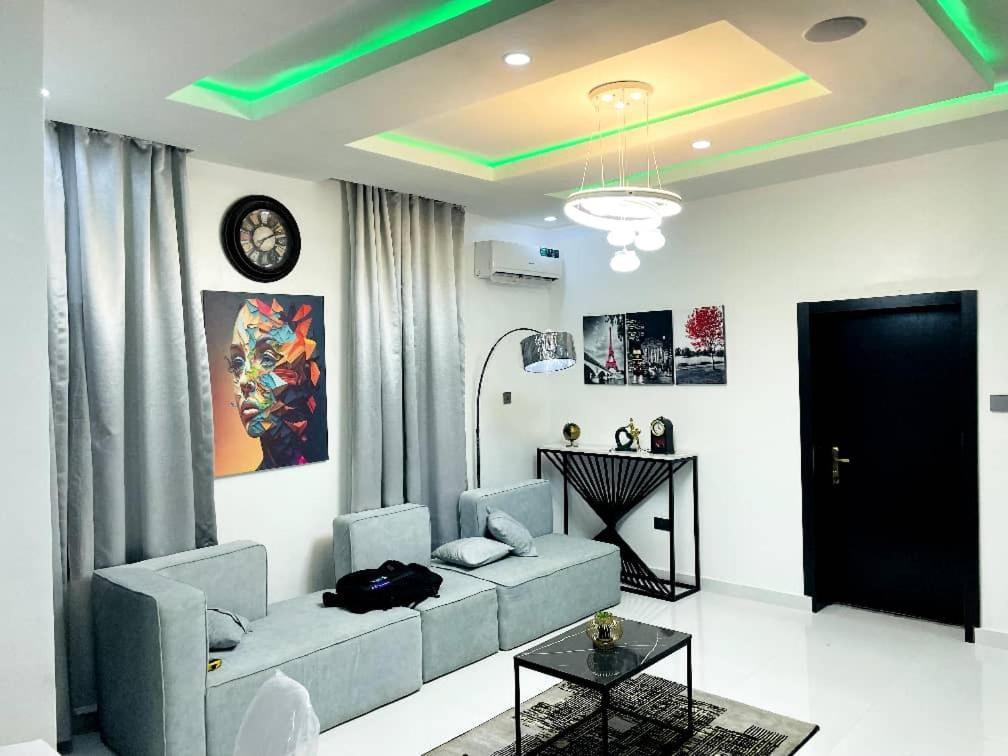 Posezení v ubytování WHITEFIELD LUXURY APARTMENT