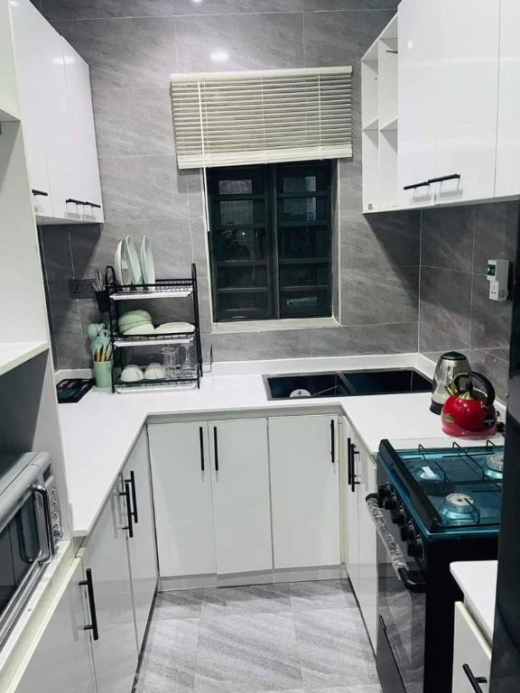 Kuchyň nebo kuchyňský kout v ubytování WHITEFIELD LUXURY APARTMENT