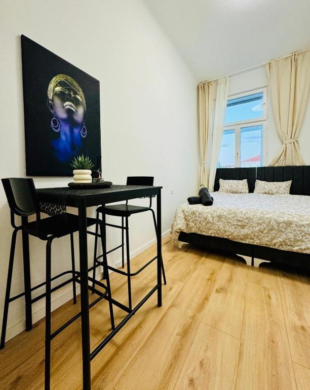 4BR Shared Apt with City View Only 7- Min to Westbahnhof客房内的一张或多张床位