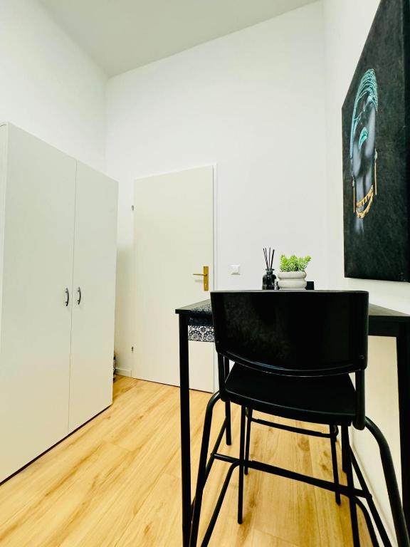 4BR Shared Apt with City View Only 7- Min to Westbahnhof的电视和/或娱乐中心
