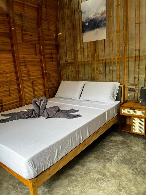 Una cama o camas en una habitación de The Backyard Inn