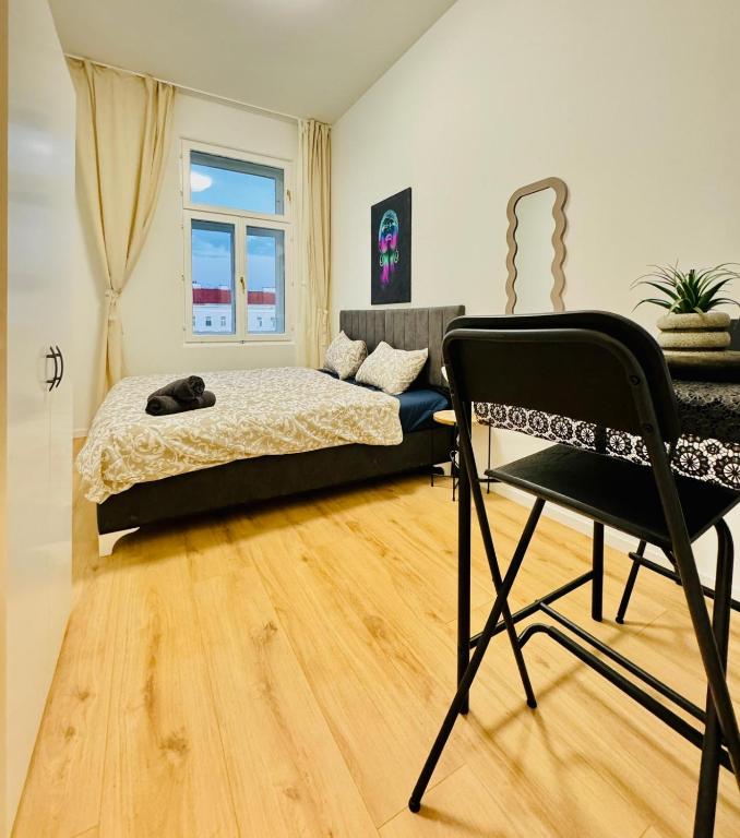 4BR Shared Apt with City View Only 7- Min to Westbahnhof客房内的一张或多张床位