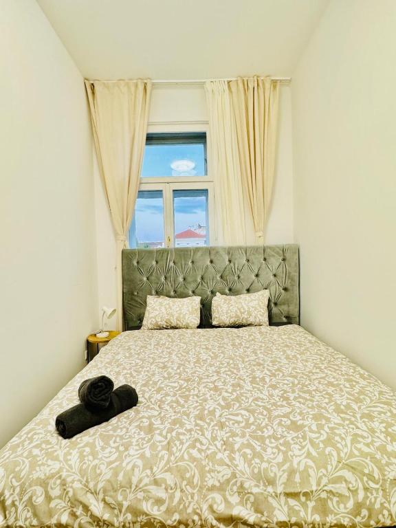 4BR Shared Apt with City View Only 7- Min to Westbahnhof客房内的一张或多张床位