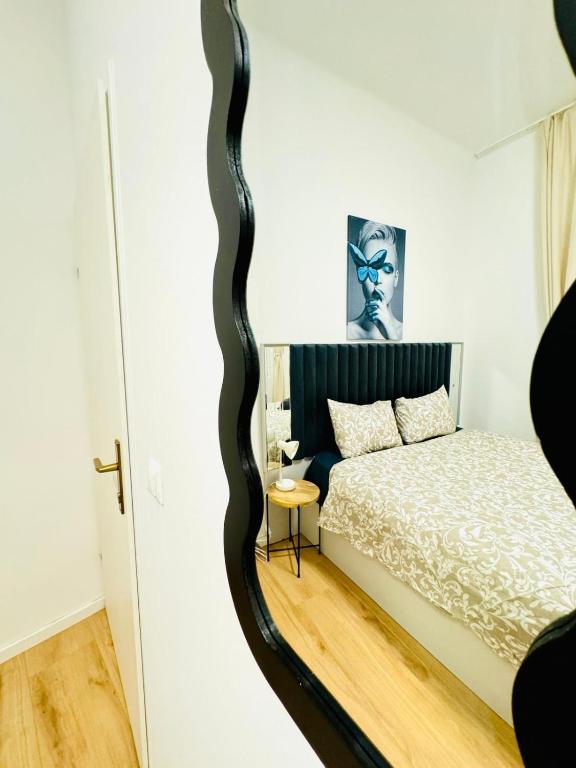 4BR Shared Apt with City View Only 7- Min to Westbahnhof客房内的一张或多张床位