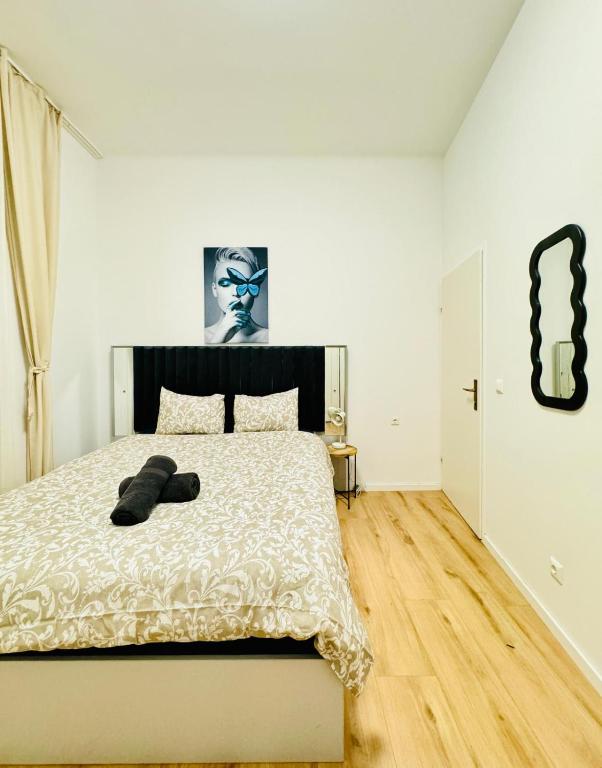 4BR Shared Apt with City View Only 7- Min to Westbahnhof客房内的一张或多张床位