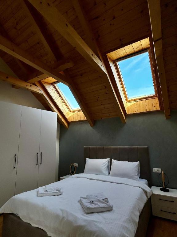 Un pat sau paturi într-o cameră la Nadesa - Mountain View Villas