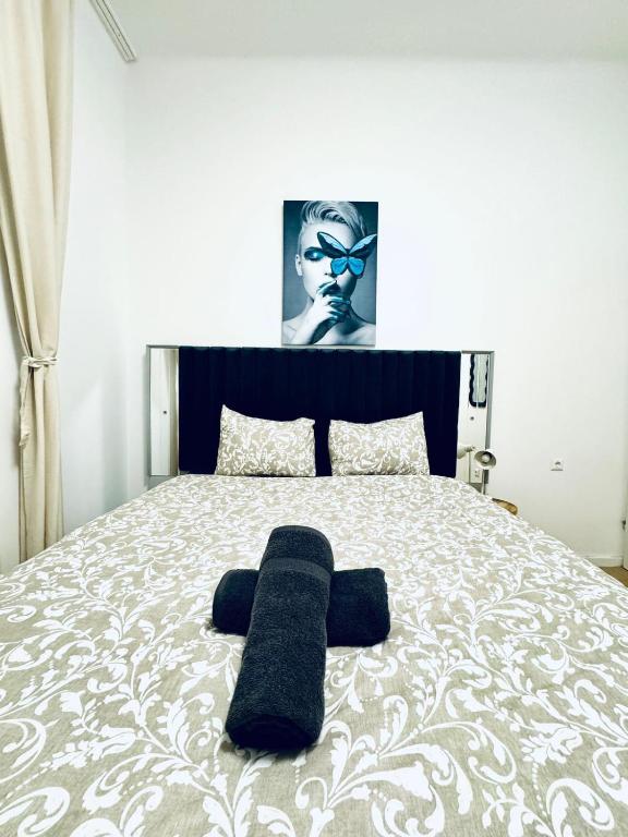 4BR Shared Apt with City View Only 7- Min to Westbahnhof客房内的一张或多张床位