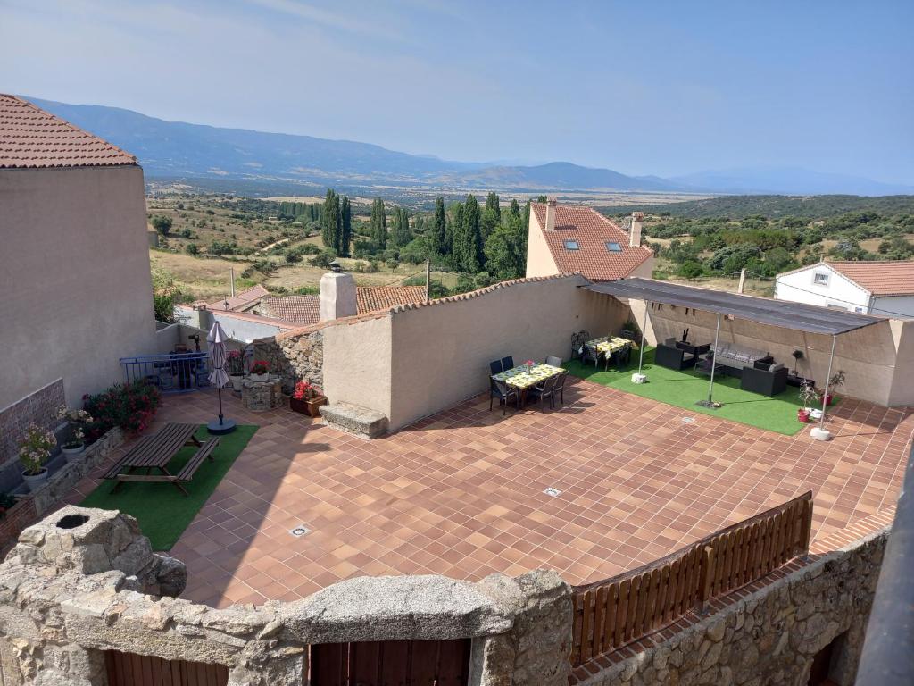 ein Haus mit einer gemauerten Terrasse mit Garten in der Unterkunft Casa Rural Menta y Canela in Tórtoles